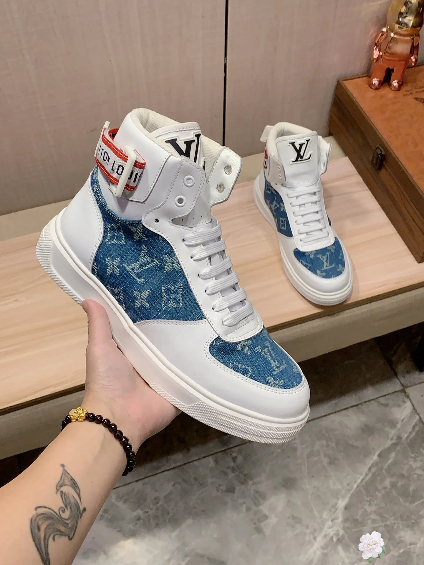 High-top men's shoes 💰442💰💰🎩🎩[Lightning][Lightning] "LV*" latest • popular casual shoes, top brand [seduce] luxury~purchase, top~quality. [Strong] The upper is made of imported breathable cowhide with fabric material ➕ Breathable sheepskin feet (•) and fine workmanship. The original stylish and stylish soft rubber wear-resistant and non-slip outsole is light and comfortable on the feet. The real thing looks better when taken in real life. 111: code: 38-44, 2️⃣ colors selected